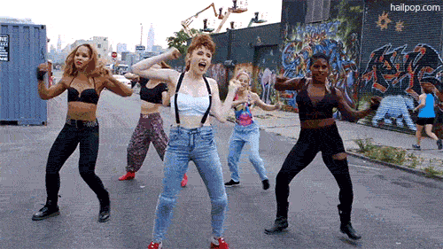 Хороший танец под хорошую песню. Танцы 90-х. Девчонки танцуют на улице. Девочка танцует. Пение девушек на улице.