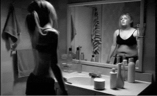 Девушка танцует перед зеркалом. Девушка разбивает зеркало. Зеркало гиф. Сын снял лифчик