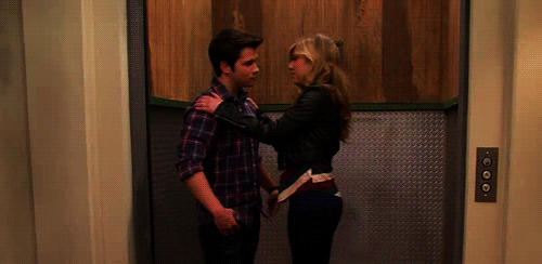 Страстный поцелуй в лифте. Страстные поцелуи в лифте. Брат пришел в гости к сестре