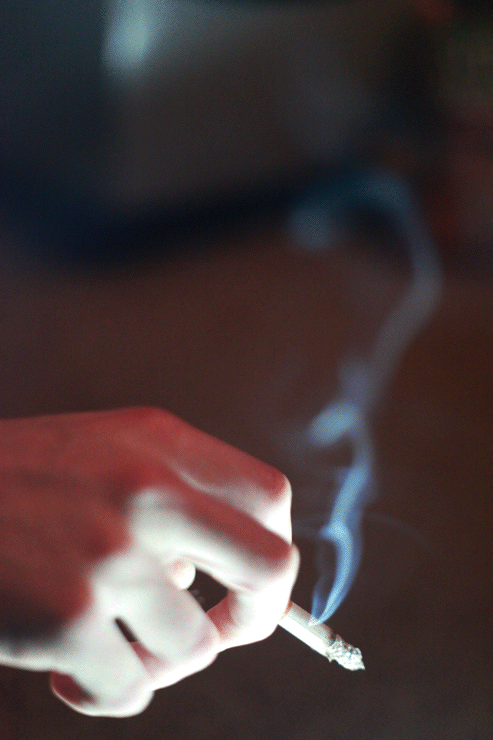 Курит сигарету. Дым сигарет. Парень с сигаретой в руках. Эстетика сигаретного дыма. Не потушит боль сигаретный дым дорогой коньяк