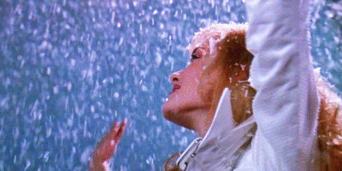Кидай гиф. Вайнона Райдер танцует. Winona Ryder Edward Scissorhands. Девушка кружится под Снегопадом.