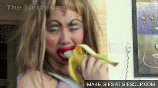 Песня обезьяна подавилась бананом. Девушка ест банан гиф. Девушка с бананом. Девушка с бананом гиф. Девушка и банан гифка.