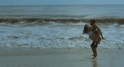 С анимацией море любви. Прогулка у моря влюбленных. Женщина бежит к морю. Романтика на пляже. Страстный пляж