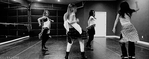 Girls dancing gif. Гифки танцы девушек. Гифки девушка танцует. Gif танцы девушки. Красивые гифки танцевальные.