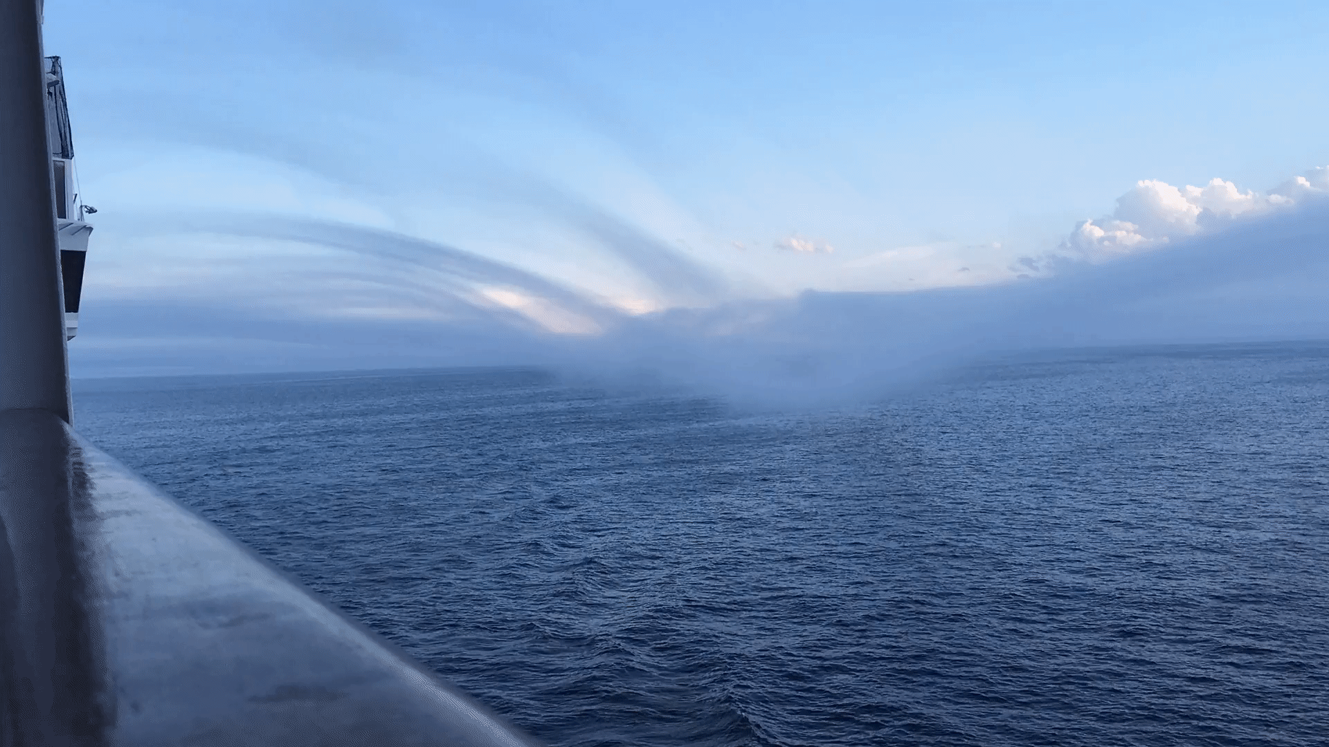 Палуба в тумане. Море шторм корабль. Корабль в шторм гифка. Вид с корабля гиф. Море вид с корабля гиф.