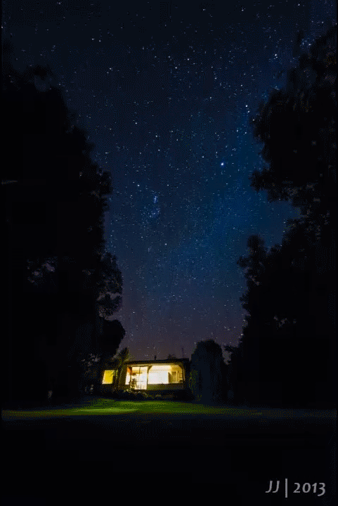 Gif картинки ночь. Дом в лесу под звёздами. Ночь гиф. Красивый дом в лесу под звездами. Звездная ночь gif.
