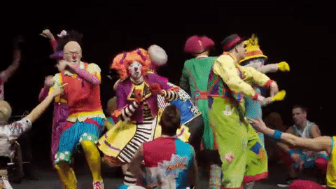 Гифка клоуна. Клоун в цирке. Клоун танцует. Клоуны пляшут. Анимация цирк клоуны.