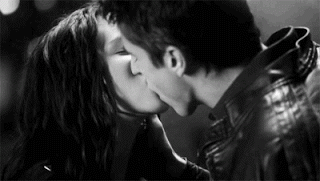 Поцелуй gif. Гифка девушка целует парня. Анимация парень с девушкой целует. Поцелуй с языком гифка. Поцелуи поцелуи поцелуи полетят