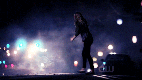 Девушка ночь гиф. Девушка идет гиф. Танцующая девушка в ночи. Девушка танцует по дороге.