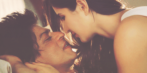 Гифки парню видео. Katrina Kaif +18. Поцелуи с языком в кровати. Поцелуй кайф. Страстные поцелуи с языком из фильмов.