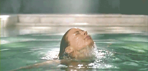 Из ванны выходит вода. Девушка утопает в воде. Купаться гиф. Человек тонет в бассейне. Вода гифка.