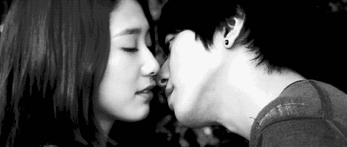 Азиаты поцелуи. Поцелуй корейцев с языком. Дорама страстный поцелуй. Страстные поцелуи корейцев. Поцелуй корейцев гиф.