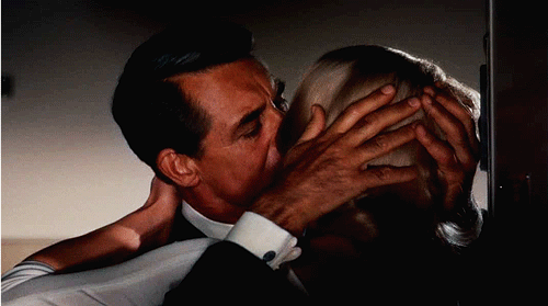 Дяденька тетенька целуются. Кэри Грант поцелуй. Кэри Грант поцелуи в фильмах. Насильственный поцелуй. Поцелуй мафиози.