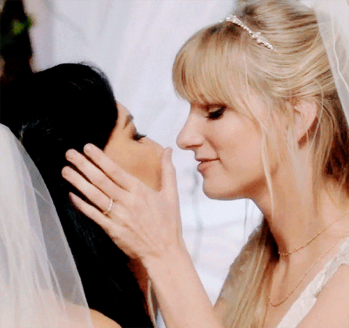 Свадьба двух девушек. Поцелуй невесты с подружками. Две женщины целуются. Свадьба лесбийская пара.