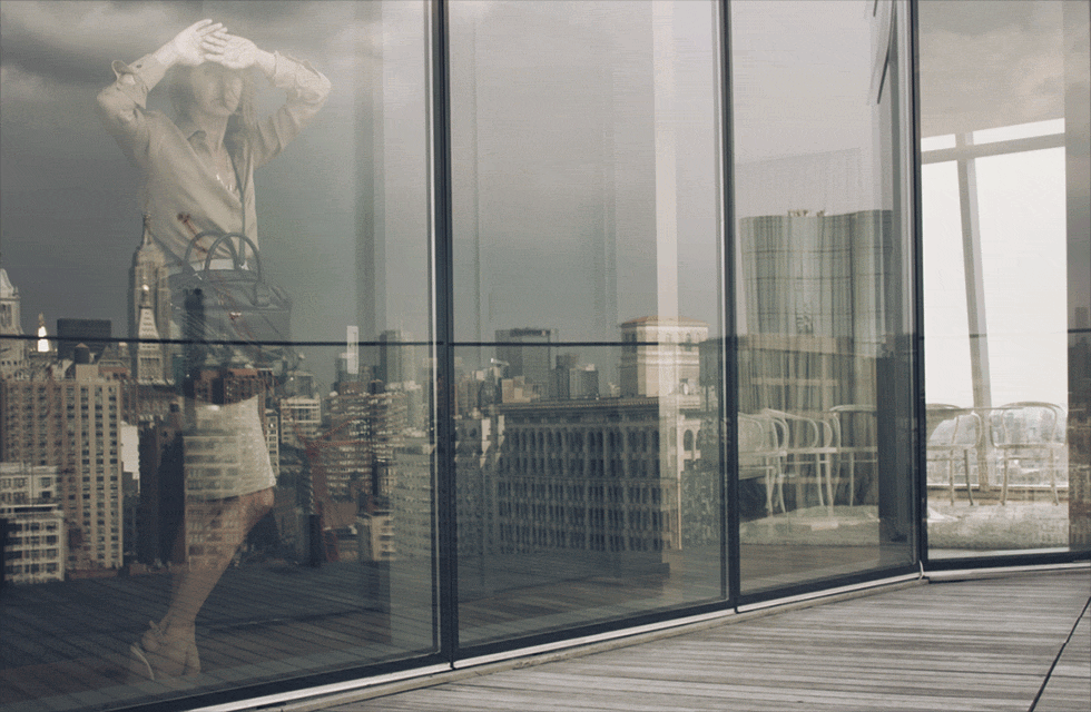 Кевин Берг синемаграфия. Отражение в окне. Фотосессия с панорамными окнами. Отражение в панорамном окне. Витрина гиф