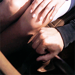 Пальчиком страстно. Ласки руками. Мужская и женская рука. Мужские руки на груди женщины. Мужские руки ласкают.
