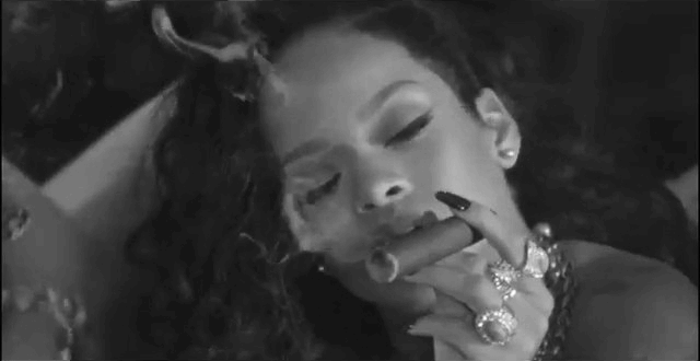Rihanna smoking курение гифка.