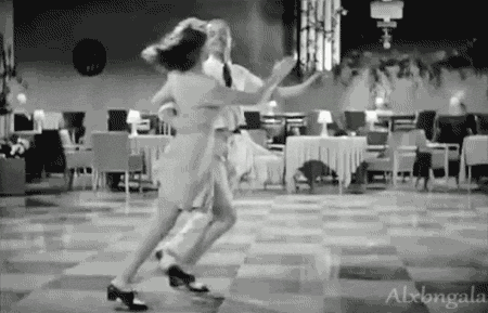 Быстрый танец гиф. Смешные танцы. Девушка пляшет и танцует. Гиф танцы смешные.