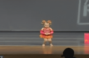 Мем девочка танцует. Маленькая девочка танцует. Танцующий ребенок. Девочка танцует gif. Дети смешно танцуют.
