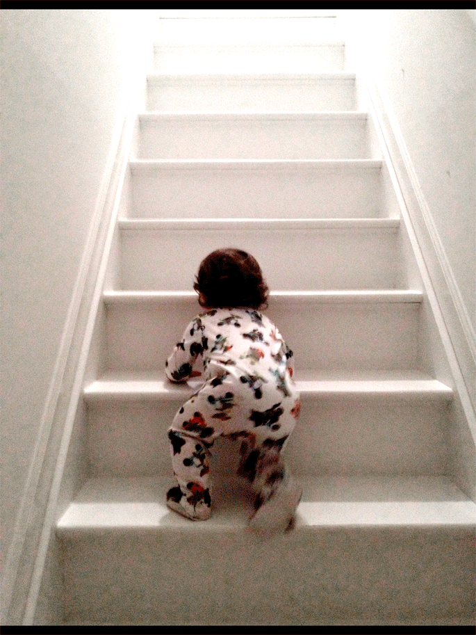 По маленькой лестнице поднялись. Ступенька для детей. Лестница. Малыш по ступенькам. Поднимается по лестнице.