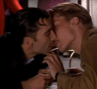 Отсосала другу дома. Поцелуи Клайв Оуэн. Гомосексуалы друг с другом. Антонио Бандерас поцелуй. Антонио Бандерас поцелуй с мужчиной.