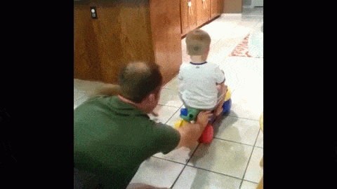 Настя и папа. Ребенок играется с пипи. Гифка отец развлекает ребенка.