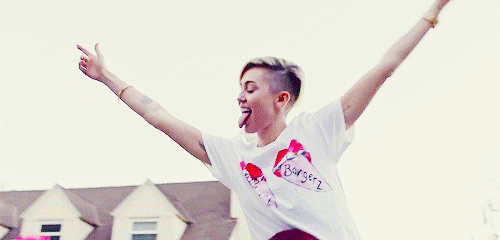 girl,smile,crazy,miley cyrus,beautiful,white,perfection,blond,t shirt