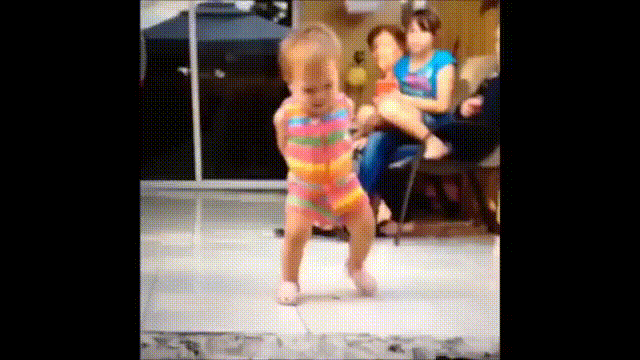 Дети смешно танцуют. Танцующий ребенок. Танцующий маленький ребенок. Младенец танцует. Танец попой дети
