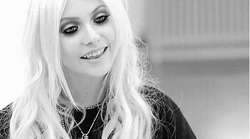 happy,cute,girl,black and white,smile,hot,smiling,taylor,taylor momsen,the pretty reckless,smiling girl
