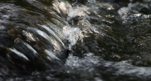 Бегущий поток воды