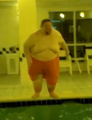 Толстуха гиф. Толстый танцует. Толстый мужчина танцует. Танцующий жирный мужик. Толстый прыгает в бассейн.