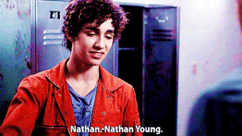 Young gif. Нейтан гифка. Нейтан отбросы гиф. Nathan young гифы. Роберт Шиэн показывает факью.