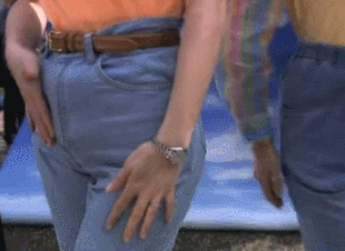 Видео мужик лапает мужика. Джинсы гиф. Гифки в джинсах. Девушка порвала штаны. Большие ягодицы в джинсах гиф.