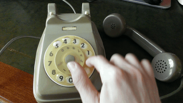 Русские тайно на телефон. Сотовый телефон с дисковым набором. Дисковый телефон. Стационарный телефон. Телефонный аппарат с дисковым набором номера.