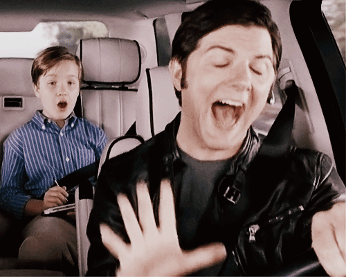 Поющий сын. Прикольные gif поёт в машине. Люди поют в автомобиле. Отец с сыном поют. Отец с сыном поют песню