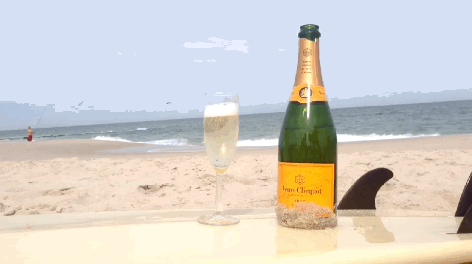 Гиф шампанское. Бутылка шампанского на берегу моря. Бутылка шампанского гифки. Гиф бутылка шампанского открывается. Бутылка шампанского на пляже.