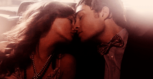 Парень целует девушку гифка. Страстный поцелуй. Красивый поцелуй гиф. Гифки красивых поцелуев. Нежный поцелуй гиф.