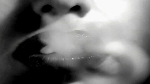 Creampies gif. Поцелуй с дымом. Дым изо рта в рот. Дым изо рта гиф. Красиво вытекает изо рта.