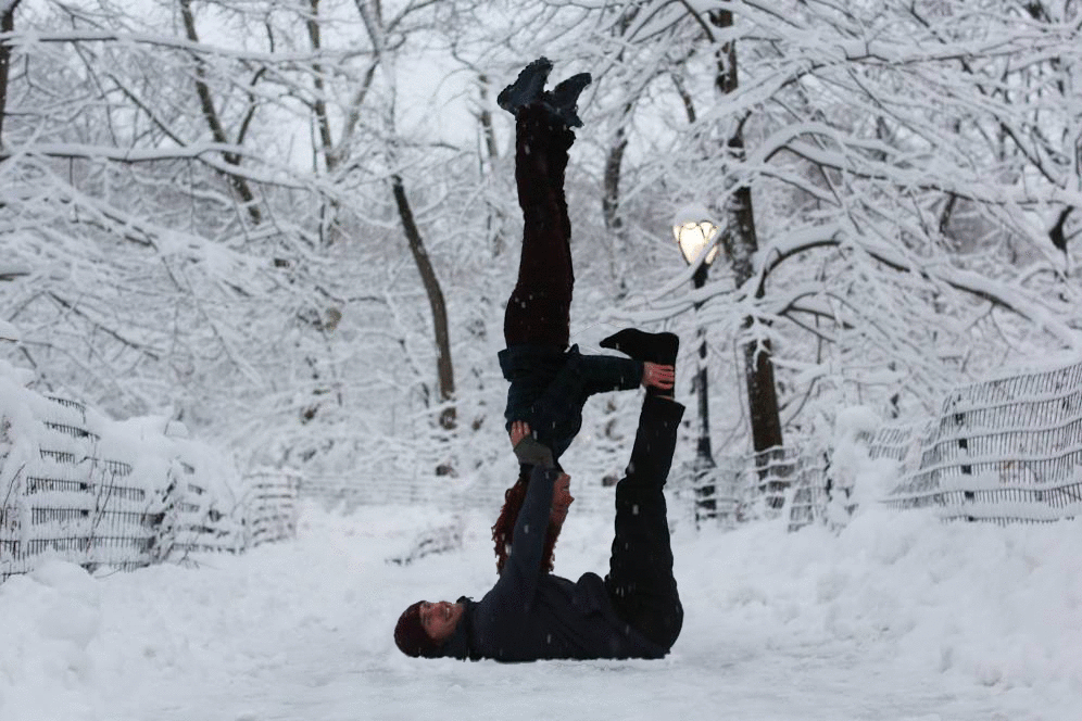 Головой в снег ногами. Человек в снегу. Прыгать в сугроб. Прыгает в снег.