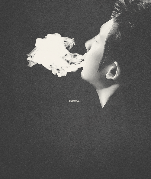 Курите дым песня. Выдыхает дым. Выдох дыма. Выдохни дым. Выдыхает сигаретный дым.