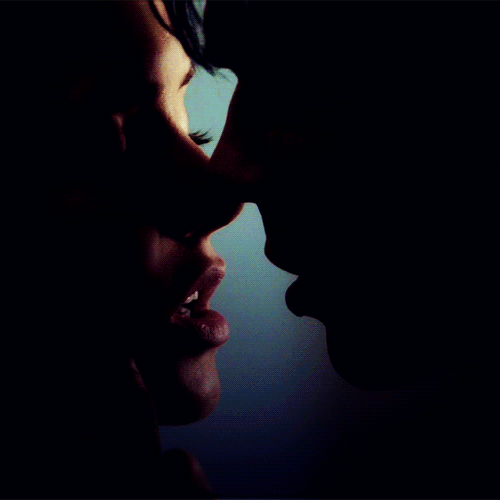 Страстно целую губы. Гифки поцелуй. Красивый поцелуй. Страстный поцелуй. Страстный поцелуй с языком.
