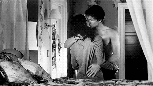 Заниматься любовью любимым человеком. Спенсер и Тоби постельная сцена. Страстные поцелуи. Страстные обнимашки. Обнимашки в постели страсть.