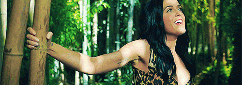 Можно негритянок. Кэти Перри в джунглях. Katy Perry Roar. Кэти Перри клип в джунглях. Джунгли гиф.