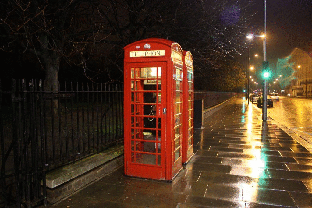 Красная будка. Телефонная будка. Телефонная будка Лондон. Телефон в телефонной будке. Забытый телефон фото