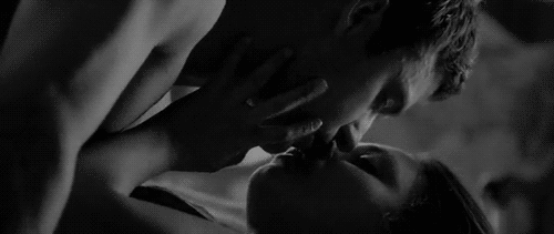 Целуются сексуально поцелуй гифка.