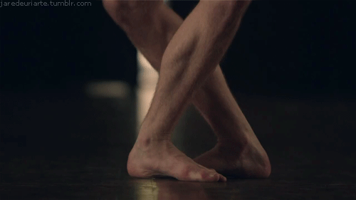 Трясет ногой. Ноги гиф. Анимированные ноги. Танец ногами. Трясутся ноги.