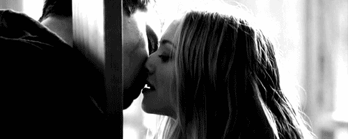 Гифки женщина целует мужчину. Страстный поцелуй. Гифки поцелуй. Красивый поцелуй гиф. Нежный поцелуй гиф.