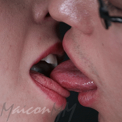 Поцелуй bisou целуются гифка.