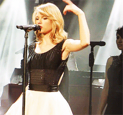 taylor swift,dancing,live,awkward,moves,red tour,taylor swifts