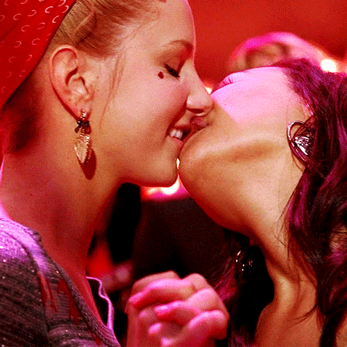 Licking tg. Поцелуй девушек. Поцелуй двух девушек. Поцелуй с языком девушки. Девушка целует девушку с языком.